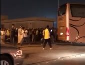 فيديو.. جماهير النصر السعودى تهاجم حافلة الفريق بعد وداع الكأس 