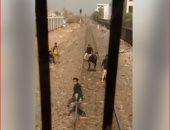 تداول فيديو لمحاولة بعض تلاميذ المدارس اعتراض قطار المناشى ببشتيل