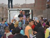 نائب محافظ القاهرة يوزع مواد غذائية وملابس شتوية على أهالى منشأة ناصر.. صور