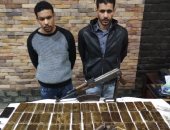 القبض على شقيقين وبحوزتهما 7 كيلو حشيش وأسلحة نارية بالمرج  