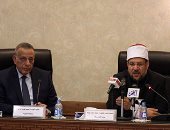 فيديو وصور.. وزير الأوقاف يسلم محافظ الجيزة 500 بطانية و150 ديسك لتوزيعها على القرى 
