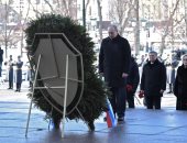 بوتين يضع إكليلا من الزهور على قبر الجندى المجهول بمناسبة عيد حماة الوطن