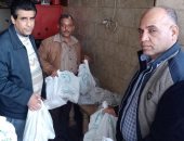 لجنة الإغاثة توزع وجبات ساخنة على المتضررين من انهيار عقار منشأة ناصر