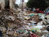 صور.. تلال القمامة تكسو شارع المعابدة بأسيوط والأهالى يستغيثون