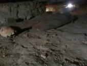 صور.. شاهد محتويات المقابر الأثرية المكتشفة بتونا الجبل فى المنيا