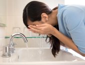 ماتغسليش وشك كتير.. 5 عادات خاطئة بتضر البشرة تجنبيها