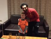 محمد صلاح يحقق أمنية طفل إنجليزى ويهديه قميص ليفربول