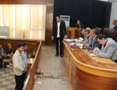 محافظ كفر الشيخ يختبر كفيفا طلب فرصة عمل فى القرآن ويمنحه 5 آلاف جنيه