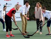 صور.. رئيس وزراء كندا وأسرته يلعبون الهوكى مع فريق للسيدات بالهند
