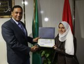 سكرتير عام المنوفية يكرم الطالبة الأولى على الوطن العربى فى التحدث بالفصحى