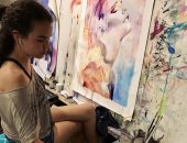 إنها حقا عائلة فنية.. طفلة نشأت فى أسرة رسامين فجسدت "المشاعر" على القماش