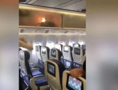 فيديو.. مسافرون يخمدون حريق داخل طائرة بواسطة المياه وأكواب العصير 