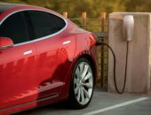 تسلا تكشف عن مشروع لتوريد محطات شحن مجانية للسيارات الكهربائية للشركات