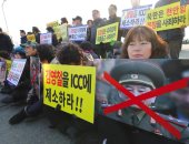 صور.. مظاهرات تستقبل وفد كوريا الشمالية عقب وصوله سول لحضور نهائى الاولمبياد