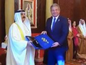 ملك البحرين يكرم وزير الرياضة ويهديه جائزة تكريم لجنة التحكيم