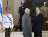 صور.. رئيس كوبا يكرم اثنين من قيادات الدولة السابقين باللقب الفخرى
