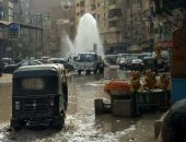 صور.. كثافات مرورية بسبب غرق شارع الملكة بفيصل بعد انفجار ماسورة مياه