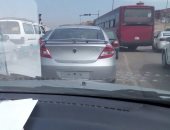 قارئ يرصد سيارة بدون لوحات معدنية على طريق صلاح سالم