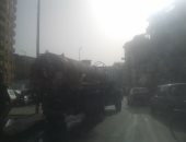 اضبط مخالفة.. سيارة كسح تعطل المرور لإلقاء حمولتها فى بيارة صرف بدمياط