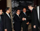 الملك فيليب يلتقى وزير الاتصالات المصرى خلال استقبال المشاركين بمعرض MWC