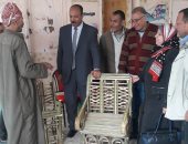 صور.. تدريب الطالبات على تصنيع الكراسى والأشغال الفنية بالجريد بمطوبس