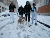 صور.."لعب وجد وتلج" فى العاصمة الإيطالية وسط طقس متجمد