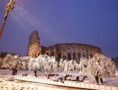 عاصفة ثلجية نادرة بإيطاليا تعطل رحلات الطيران وتغلق مدارس فى روما