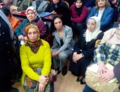 رئيسة "القومى للمرأة" تجلس على الأرض بمؤتمر "صوتك مصر بكرة" بالدقهلية