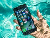 7 أشياء يجب تذكرها عند سقوط هاتفك فى المياه.. أهمها بلاش سشوار