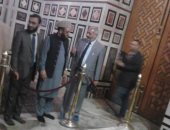 سفير باكستان يلتقط صورا تذكارية بجوار قبر شاه إيران