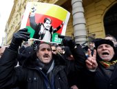 تظاهر مؤيدو زعيم حزب الاتحاد الديمقراطى أمام المحكمة