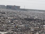 فيديو وصور.. حرائق مخلفات القمامة تهدد حياة سكان قرية شطا بدمياط