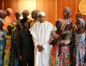 صور.. رئيس نيجيريا يستقبل عددًا من الفتيات المطلق سراحهن من قبل بوكوحرام