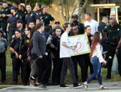 طلاب أمريكيون ينظمون احتجاجات للمطالبة بتقييد انتشار الأسلحة