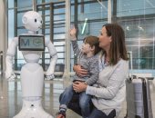 الروبوت "جوسى بيبر" ترحب بالمسافرين وترد على أسئلتهم بمطار ميونخ بألمانيا