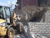 صور.. تنفيذ 3 قرارات إزالة تعد بالبناء على حرم الطريق بالحامول فى كفر الشيخ