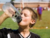 اعرفى مواعيد وكميات المياه لطفلك الرياضى قبل وبعد التمرين