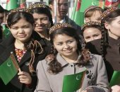 رئيس تركمانستان يقدم لكل امرأة هدية بـ 11 دولار بمناسبة عيد المرأة العالمى