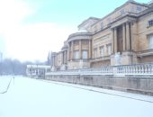 صور.. الثلوج تغطى قصر بكنجهام فى لندن