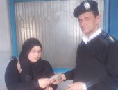 شرطة النقل تعيد 8 آلاف جنيه لسيدة فقدتها فى محطة مترو شبرا الخيمة