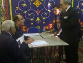 فيديو وصور.. رئيس اتحاد كتاب مصر يدلى بصوته فى انتخابات التجديد النصفى للاتحاد