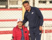 صور.. لاعبو الزمالك والجهاز الفنى يستقبلون مشجعًا من ذوى الاحتياجات