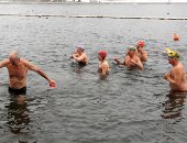 صور.. بريطانيون يتحدون الثلوج بالسباحة فى بحيرة سربنتين بلندن