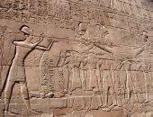 "آثار كوم امبو": فحص رأسى تمثالى الفرعون رمسيس الثانى والملك ماركوس