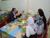 صور.. رئيس جامعة سوهاج يتناول "الغذاء" مع طالبات المدينة الجامعية
