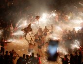 صور.. آلاف الصينيين يحيون "مهرجان المصابيح" بإطلاق الألعاب النارية