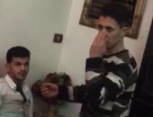 فيديو وصور.. قاتل ابن عشيقته بشبرا الخيمة يمثل كيفية ارتكابه الجريمة أمام النيابة