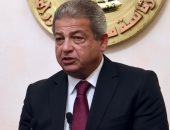 وزير الرياضة يهنئ عبد الحسين عبطان برفع الحظر عن الملاعب العراقية