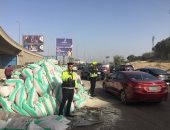 زحام مرورى بمحور الشهيد فى مدينة نصر بسبب انقلاب سيارة نقل