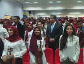 صور.. وزير التعليم العالى يشارك طلاب جامعة أسوان ترديد أغنية "يلا بلادى"